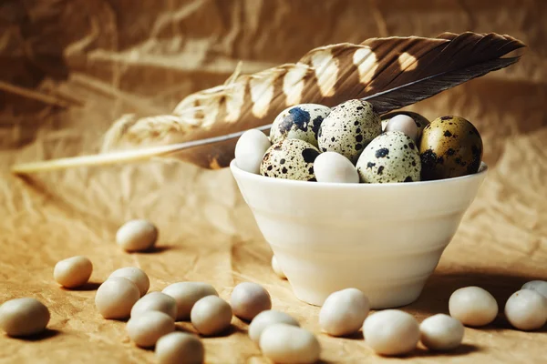 Voedsel Pasen achtergrond met kwarteleitjes — Stockfoto