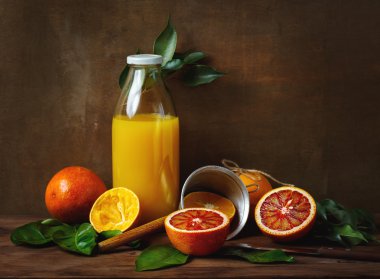 Natürmort turuncu meyve ve meyve suyu ile 