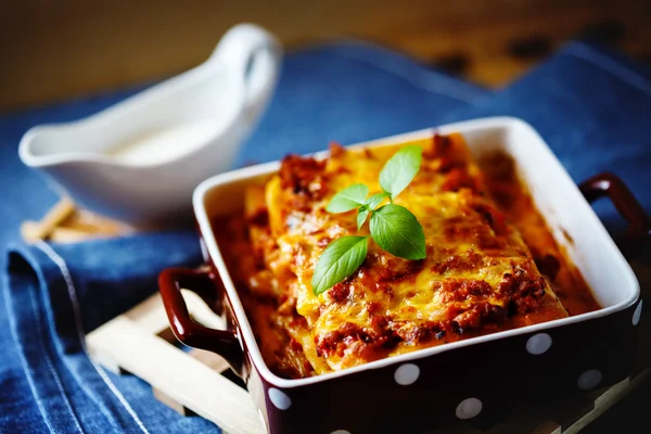 Comida italiana. Placa de lasanha . — Fotografia de Stock