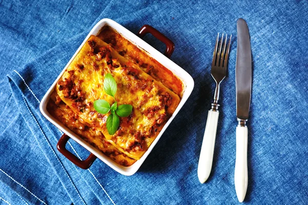 Comida italiana. Placa de lasanha . — Fotografia de Stock