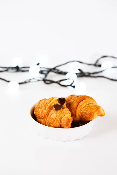 Croissant saboroso cozido no forno fresco — Fotografia de Stock