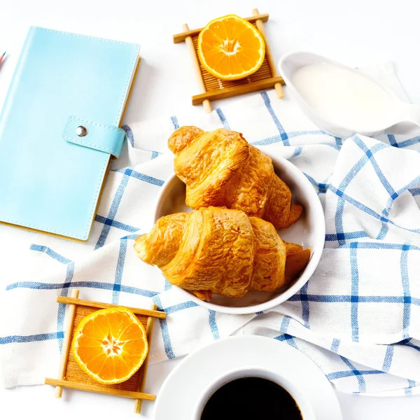 Croissant fresco horneado sabroso para el desayuno —  Fotos de Stock