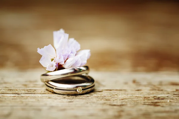 Anillos de boda de cerca en estilo rústico — Foto de Stock