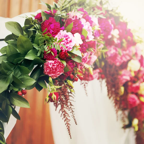 Цветочные украшения в день свадьбы — стоковое фото