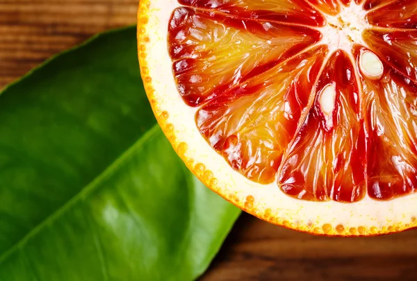 Sangre fruta naranja de cerca en la mesa de madera —  Fotos de Stock