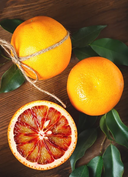 Sangre fruta naranja de cerca en la mesa de madera —  Fotos de Stock