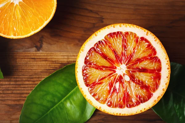 Blutorangefarbene Früchte hautnah auf Holztisch — Stockfoto