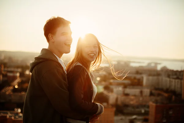 Mann und Frau lachen und haben Spaß — kostenloses Stockfoto