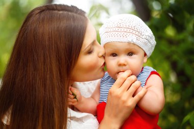 Sevimli bebek bebek anne ellerde oturma