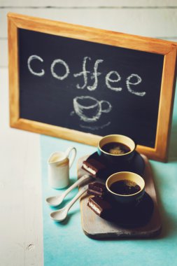 İki fincan Espresso ile çikolatalı kek 