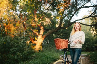 Vintage Bisiklet üzerinde genç sakin kadın