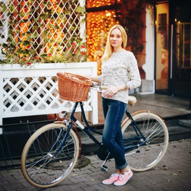 Şık kadın vintage bisiklet üzerinde