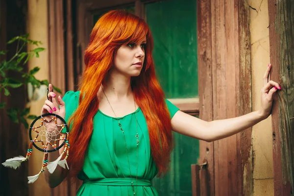 Yaratıcı yeşil elbiseli kızıl saçlı kadın portresi — Stok fotoğraf