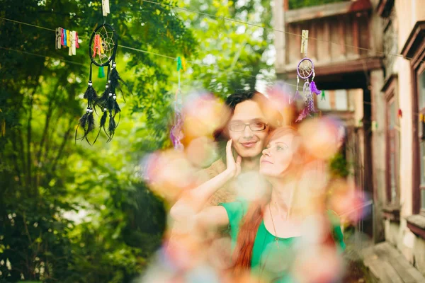 Kreativa unga par i sommar — Stockfoto