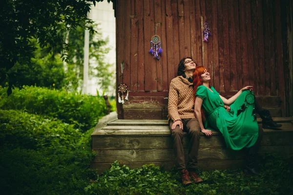 Pareja joven creativa en verano — Foto de Stock