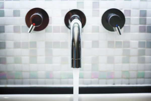 Faucet in Bathroom with Running Water — Stock Photo, Image