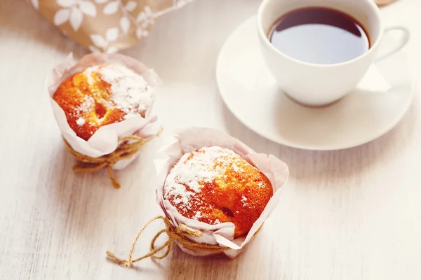 Doux muffins frais cuits au four avec tasse de café — Photo