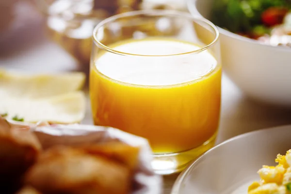 Glas mit frischem Orangensaft — Stockfoto