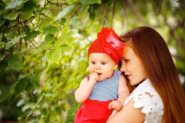 Gyönyörű nő gazdaság kíváncsi kisgyermek Bencze — Stock Fotó
