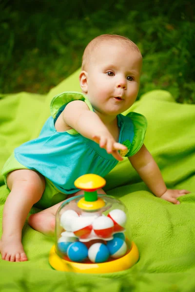 Sevimli Toddler bebek kız oynamaya — Stok fotoğraf