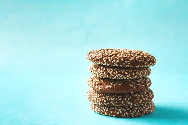 Galletas crujientes de chocolate apiladas con sésamo —  Fotos de Stock