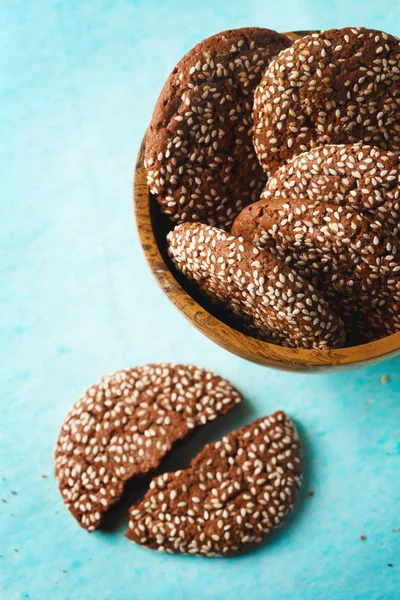 Biscoitos crocantes de chocolate saudável com gergelim — Fotografia de Stock