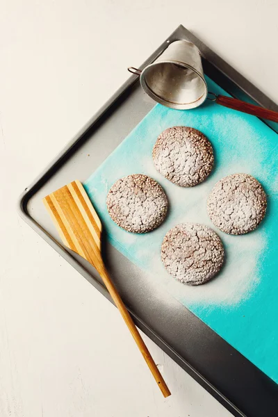 Biscuits au four frais sains sur plaque à pâtisserie — Photo