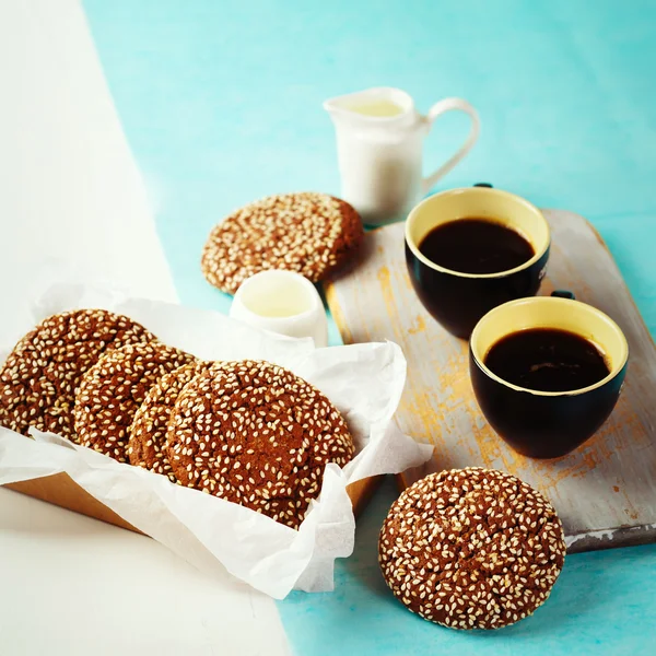 Biscuits croustillants au chocolat avec café du matin — Photo