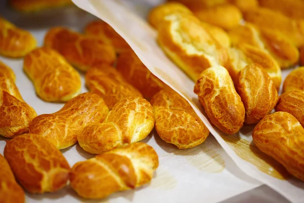 Eclairs frais cuits au four prêts à servir — Photo