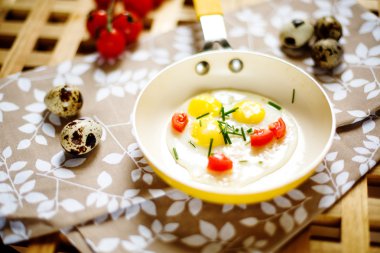 Sahanda yumurta tava ile taze kahvaltı