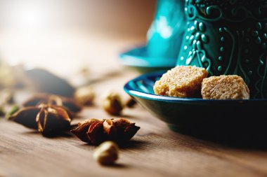 Çay veya sıcak şarap çeşitli baharatlar ile