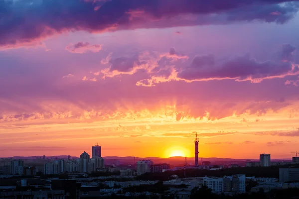 Fantastic Dramatic Sunset Sky in Industrial City — Stock Photo, Image