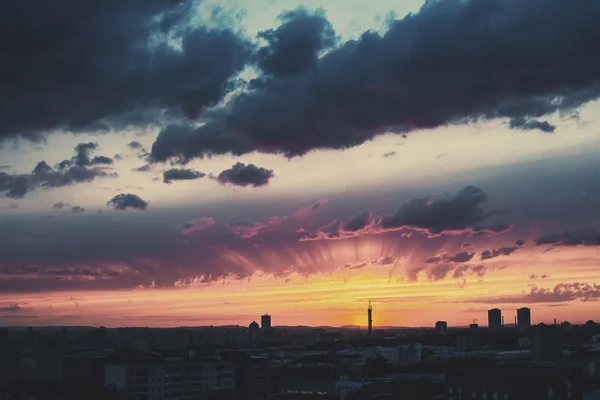工業都市の壮大なドラマチックな夕焼け空 — ストック写真