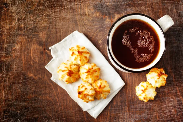 Gran taza de té con galletas pequeñas en la mesa de madera —  Fotos de Stock