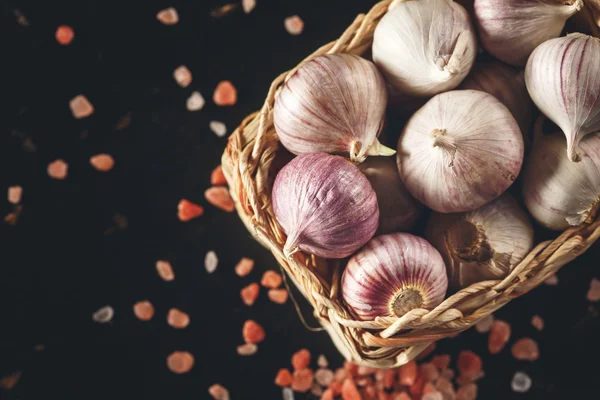 Knoblauch aus nächster Nähe mit rosa Himalaya-Salz — Stockfoto