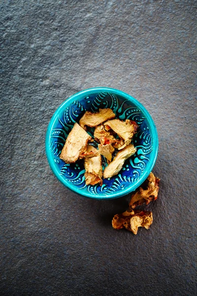 Dried Galangal Root in Authentic Oriental Bowl — Stock Photo, Image