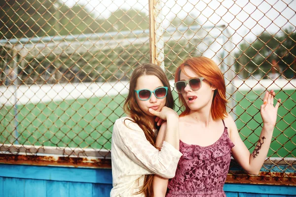 Twee beste vrienden jonge meisjes verblijf — Stockfoto