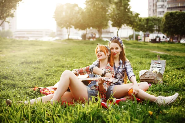 Twee mooie jonge meisjes op picknick — Stockfoto