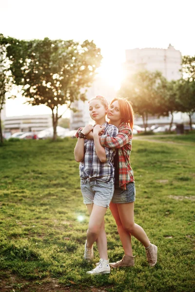 Giovane felice bella migliori amiche ragazze — Foto Stock