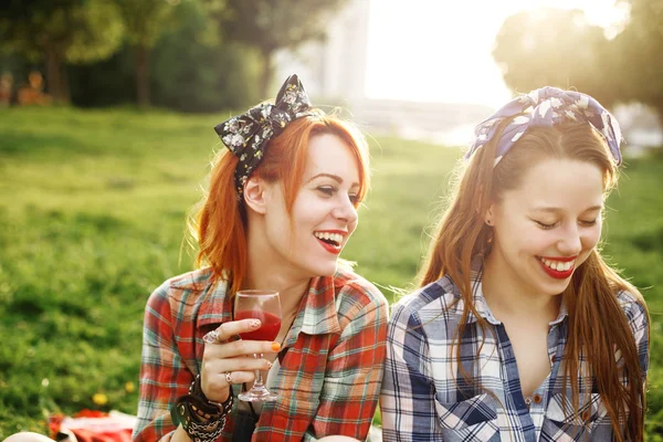 Twee jonge gelukkig meisjes in Pin-Up stijl — Stockfoto