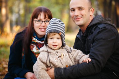 Mutlu aile parkta dinlenme 