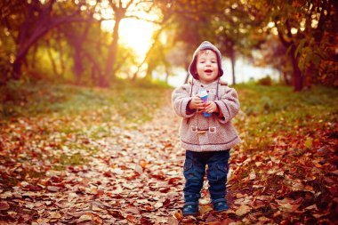 Gülüyor ve parkta yürüyüş mutlu çocuk