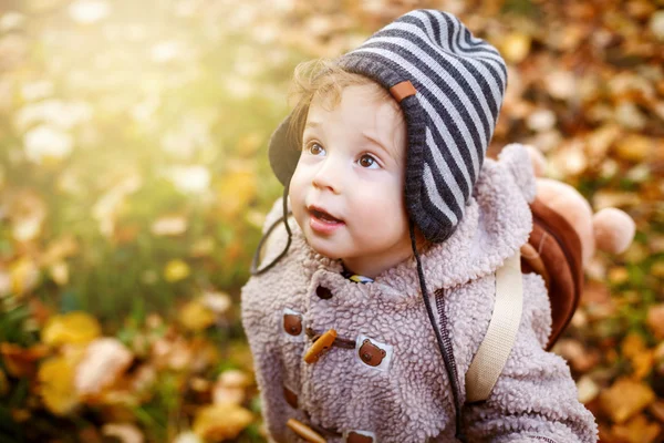 Primer plano retrato de lindo niño pequeño — Foto de Stock