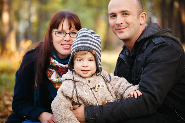 Glückliche Familie, die im Park ruht — Stockfoto