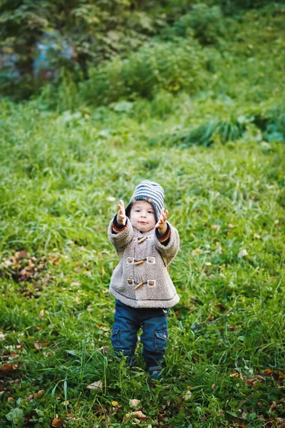 Porträtt av söta nyfikna barn Baby Boy — Stockfoto