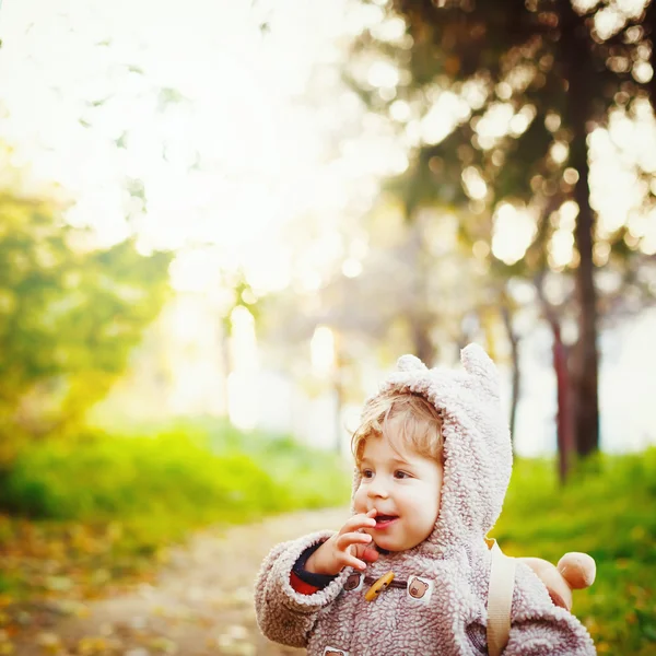 Rolig blyg liten 2-åring pojke fnittrande — Stockfoto