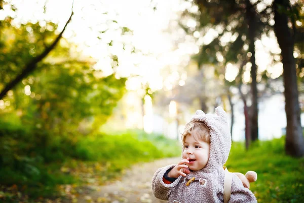 Rolig blyg liten 2-åring pojke fnittrande — Stockfoto