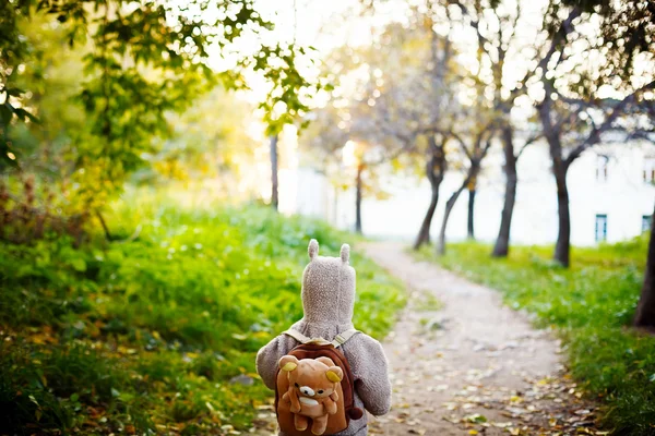 Garotinho de jaqueta engraçada andando no parque — Fotografia de Stock