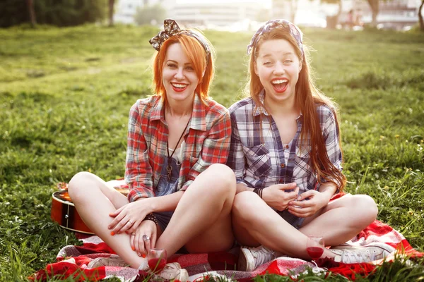 Two Young Laughing Hipster Women Laughing — Stock Photo, Image