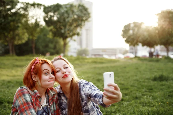 Selfie alarak iki genç hippi kız